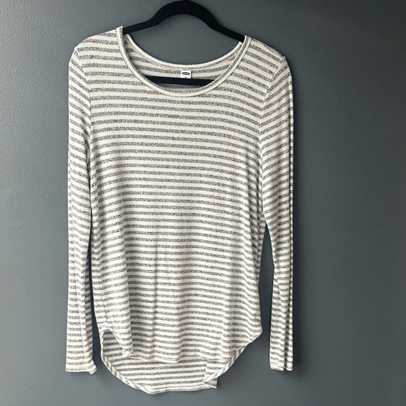 Old Navy Tops - 🩶 OLD NAVY women’s Long Sleeve Tee shirt size medium M gray and white stripes